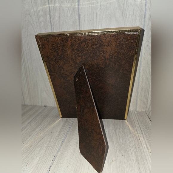 Vtg Photo Frame 8x10 Easle Gold Metal Oval Shadowbox Style Picture MCM - Picture 2 of 3